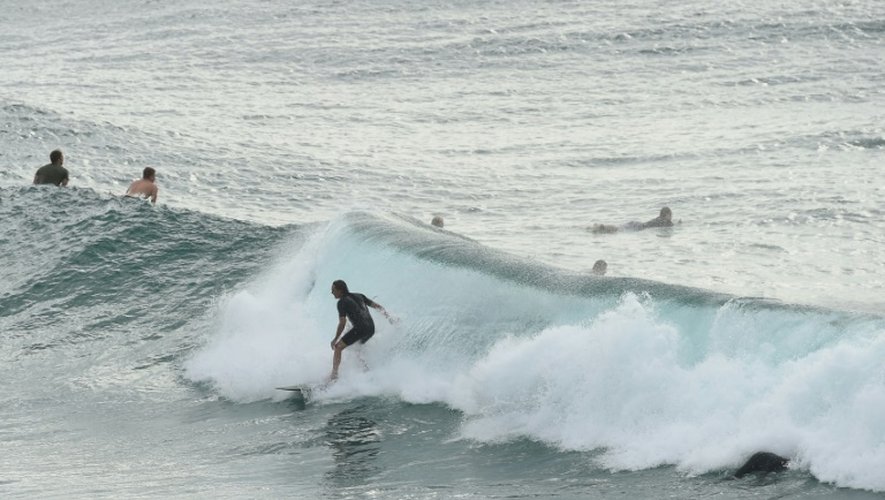 Des surfeurs à Boulders Beach à Ballina en Nouvelles Galles du Sud en Australie le 29 avril 2016