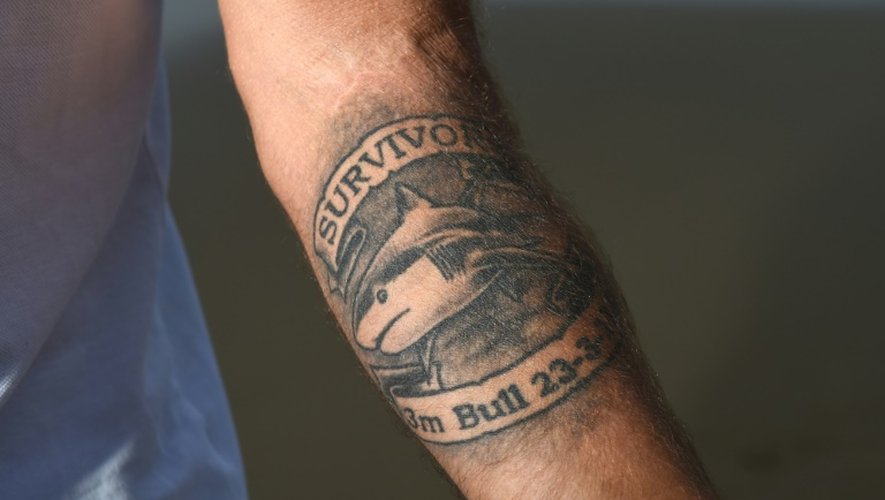Dave Pearson montre le 1er mai 2016 un tatouage rappelant qu'il a survécu à l'attaque d'un requin bouledogue de trois mètres à Crowdy Head beach, au sud de Ballina en 2011