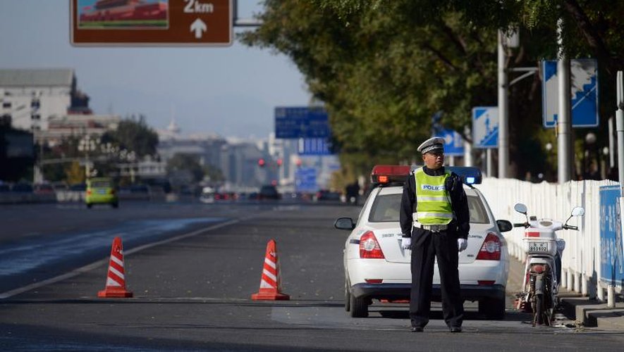 Un policier surveille l'avenue Chang'an aux abords de la place Tiananmen à Pékin, le 29 octobre 2013