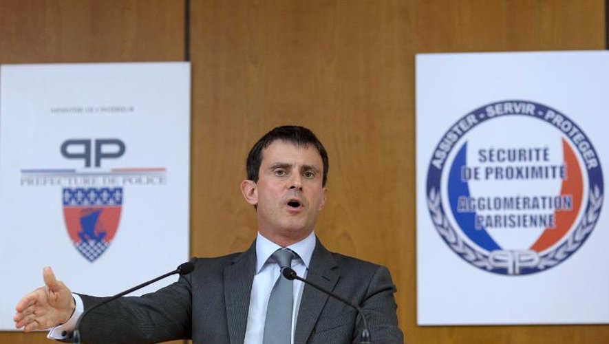Manuel Valls, le 28 octobre 2013, lors d'une conférence de presse à Créteil  après une visite dans la ville