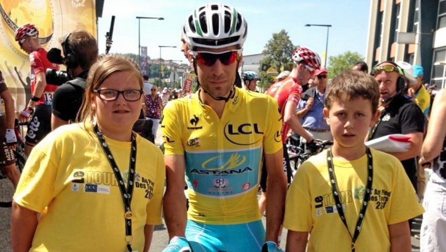 Stacy et Guilhem avec le Maillot jaune du Tour de France, Vicenzo Nibali.