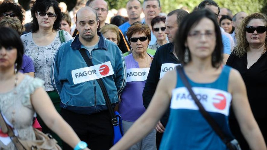 Des milliers d'employés de Fagor manifestent contre le dépôt de bilan de l'entreprise, le 18 octobre 2013 à Mondragon, en Espagne