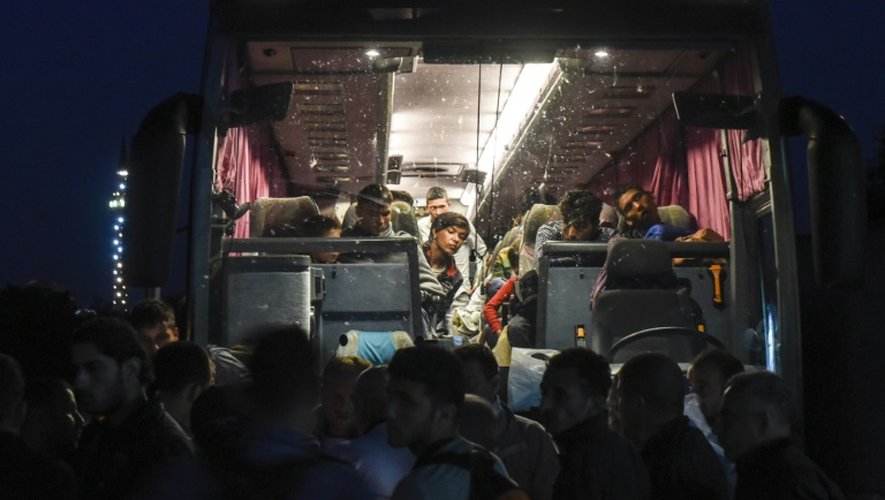 Des migrants à bord d'un bus en direction de Belgrade, à Presevo, dans le sud de la Serbie, le 24 août 2015