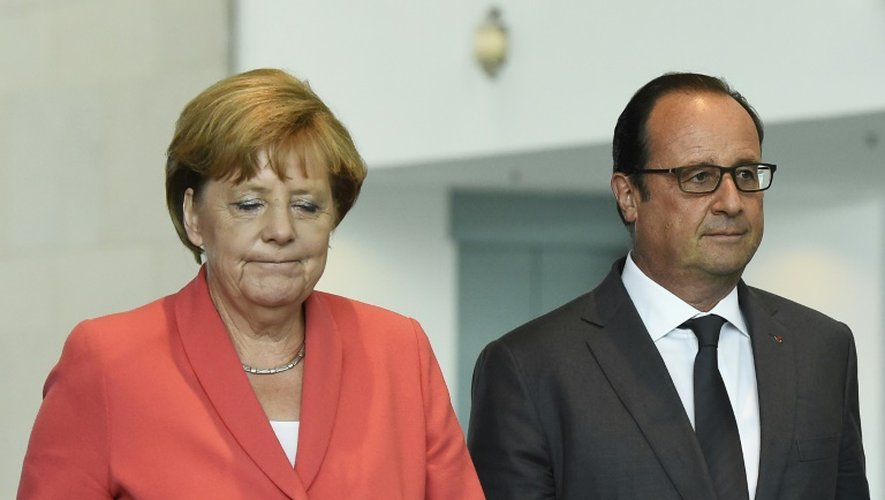 La chancelière allemande Angela Merkel (G) et le président français François Hollande (D) lors d'une conférence de presse commune à la chancellerie, le 24 août 2015 à Berlin