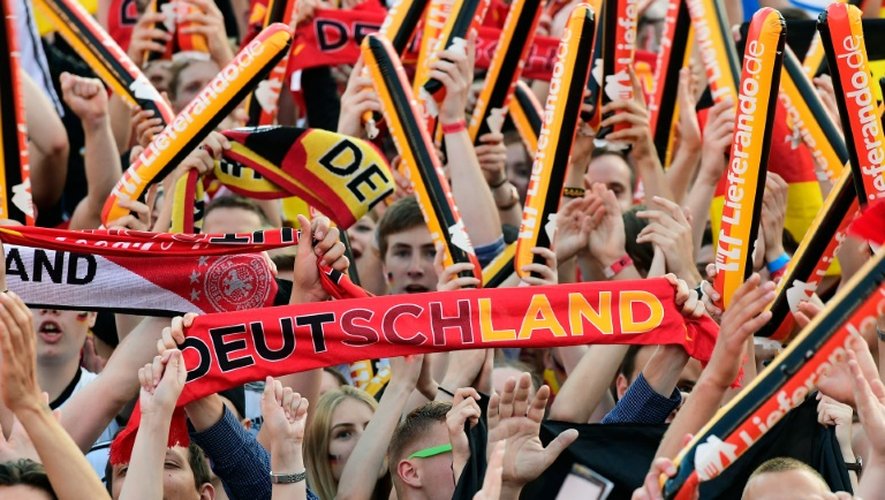 Des supporteurs allemands regardent le match Allemagne-France sur écran géant à Berlin, le 7 juillet 2016