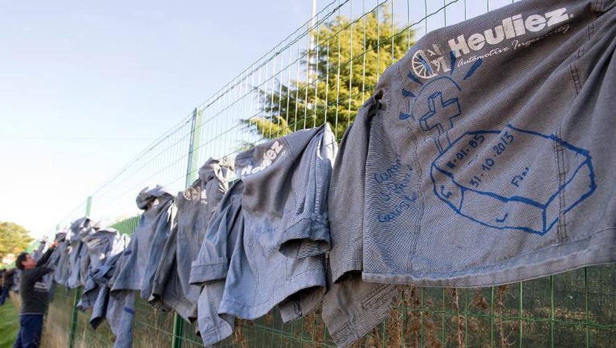 Les salariés ont déposé leurs tenues de travail grises sur les grillages de l'usine, le 31 octobre 2013