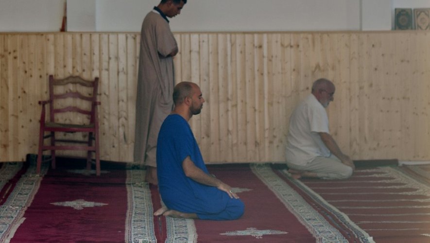 Le 23 août 2015, des musulmans prient dans la mosquée Taqwa à Algesiras, où avait l'habitude d'aller Ayoub El Khazzani,  le jeune marocain qui a fait irruption kalachnikov à la main dans un train Thalys