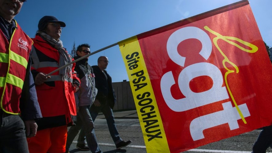 Des syndicalistes de la CGT lors d'une manifestation devant l'usine PSA de Montbeliard (Doubs), le 9 mars 2016