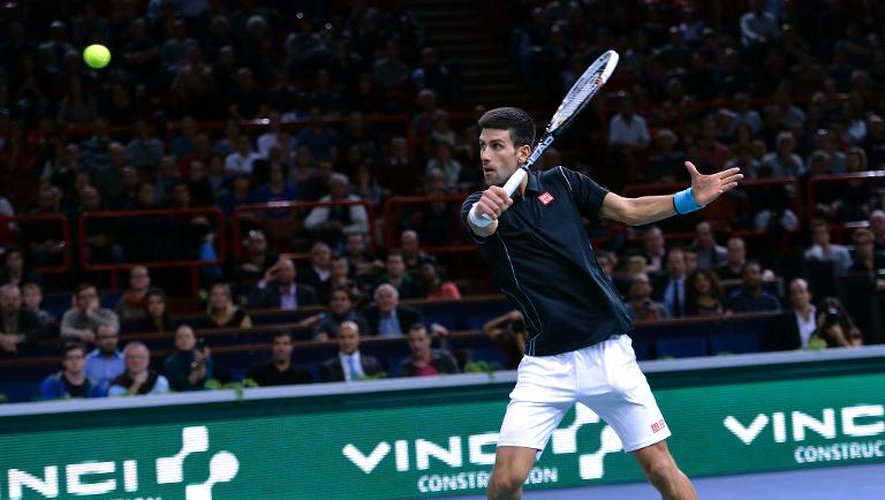 Le Serbe Novak Djokovic face à l'Américain John Isner à Paris-Bercy, le 31 octobre 2013