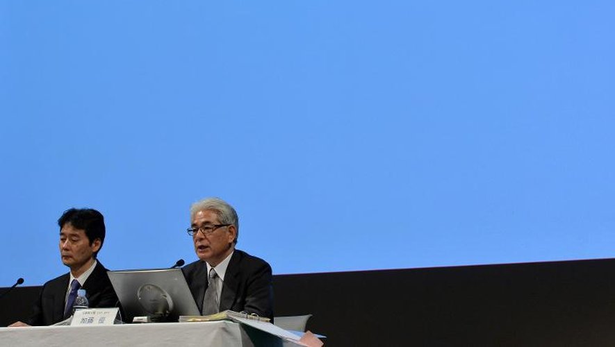 Le directeur financier de Sony Masaru Kato (d) annonce les résultats financiers du groupe, le 31 octobre 2013 à Tokyo