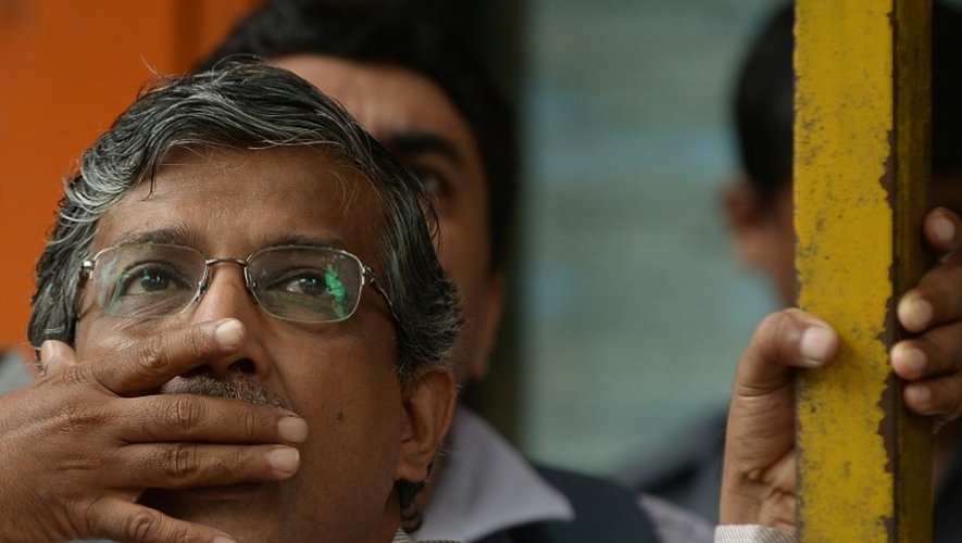 Un Indien surveille les cours de la Bourse de Bombay le 25 août 2015