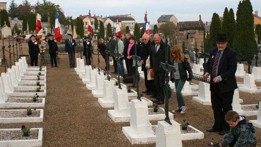 Recueillement et dépôt de pensées sur le carré militaire où sont inhumés les 14-18.