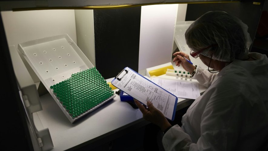Une laborantine travaille à la production de vaccins sur le site Sanofi Pasteur le 7 juillet 2016 à Marcy-l'Etoile près de Lyon