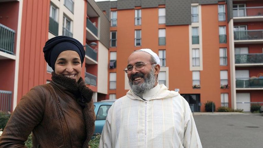 Un habitant originaire d'Algérie et sa fille, à Dreux, le 14 octobre 2013