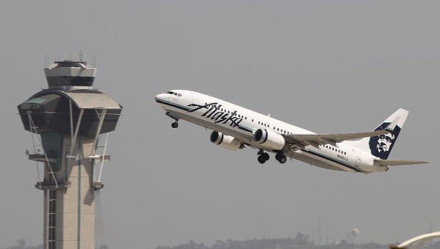 Un avion décolle de l'aéroport de Los Angeles le 22 avril 2013