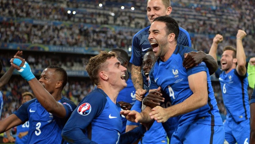 Joie d'Antoine Griezmann et des bleus lors de la demie-finale de l'Euro-2016 le 7 juillet 2016 à Marseille