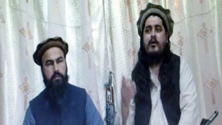 Capture d'écran réalisée le 28 décembre 2012 d'une vidéo non datée fournie par le TTP  montrant le chef des talibans pakistanais, Hakimullah Mehsud (D)