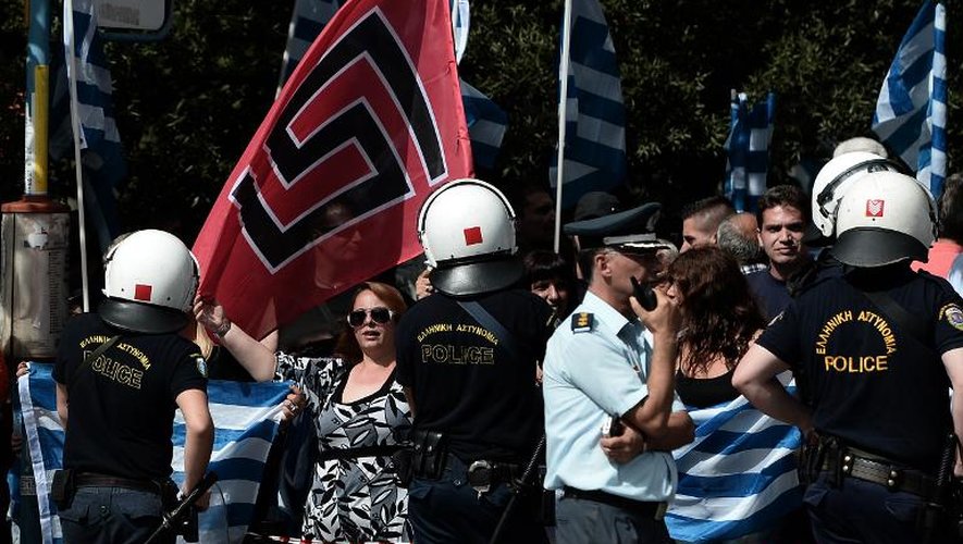 Des militants du parti néonazi Aube dorée manifestent le 2 octobre 2013 à Athènes
