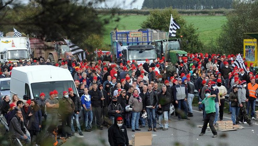 Des manifestants bloquent une route le 26 octobre 2013 à Pont-de-Buis