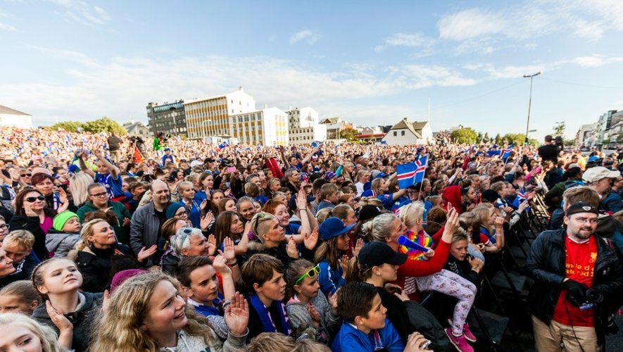 La foule à l'arrivée de l'équipe islandaise le 4 juillet 2016 à Reykjavik