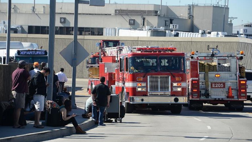 Des véhicules de pompiers à l'aéroport de Los Angeles après une fusillade, le 1er novembre 2013