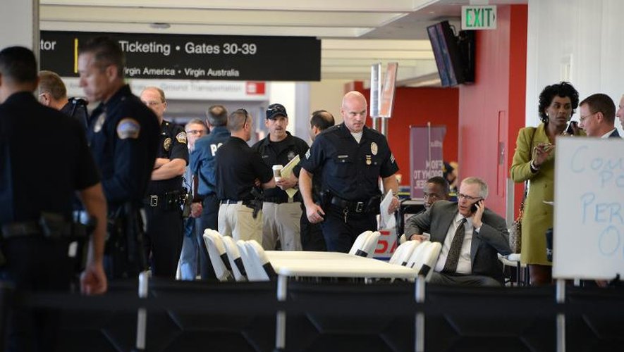 Des policiers à l'aéroport de Los Angeles après une fusillade, le 1er novembre 2013