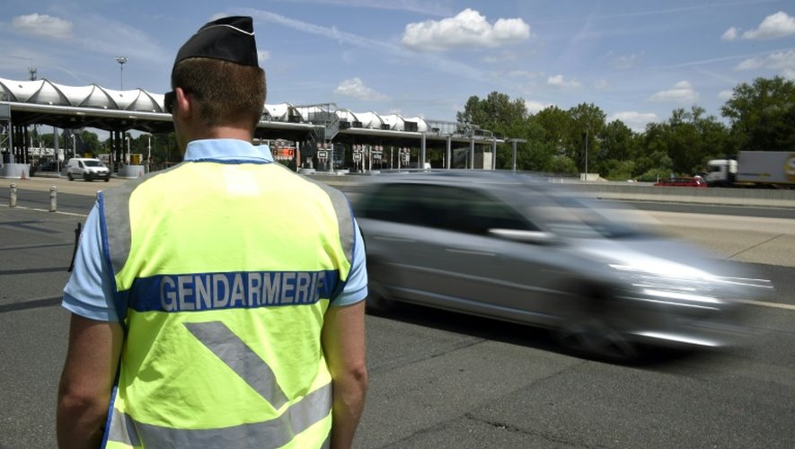 Un gendarme le 8 juillet 2016 à l'entrée de l'A6 à Fleury-en-Bière