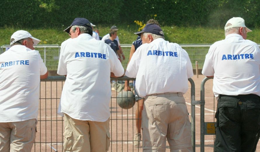 Entre deux parties, les arbitres jaugent la concurrence.