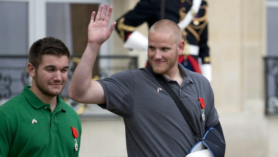 Les militaires américains qui ont maîtrisé l'assaillant du Thalys, Alek Skarlatos et Spencer Stone, quittent l'Elysée le 24 août 2015 après avoir été décorés de la Légion d'Honneur