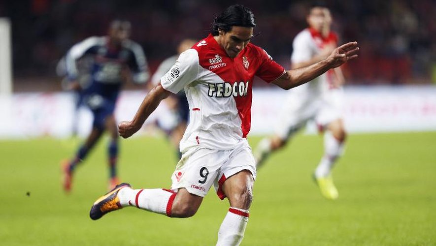 L'attaquant colombien de Monaco Radame Falcao s'apprêtant à tirer lors du match de L1 entre l'ASM et Lyon au stade Louis-II à Monaco, le 27 octobre 2013.