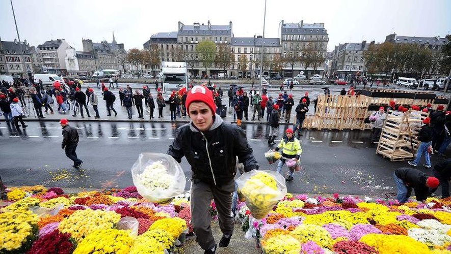 Un manifestant installe des chrysanthèmes le 2 novembre 2013 à Quimper pour symboliser la mort de l'emploi en Bretagne