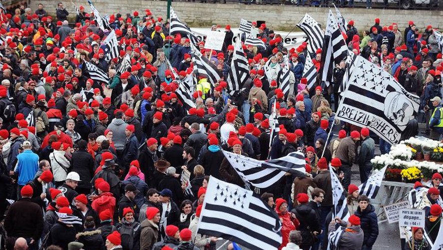 Des manifestants portant des bonnets rouges et agitant le drapeau breton sont rassemblés le 2 novembre 2013 à Quimper