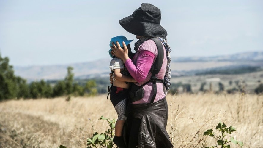 Une migrante et sa fille aux abords du village serbe de Miratovac, le 25 août 2015