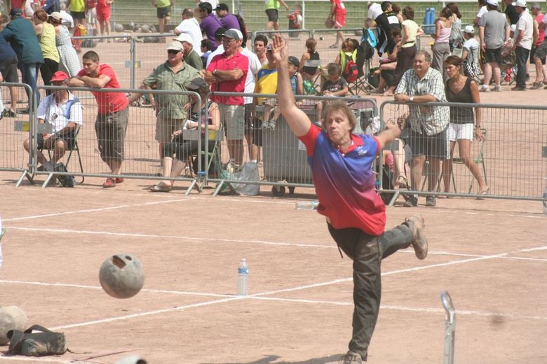 Vainqueur en 1996, Denis Guibert s'adjuge la première place du classement provisoire après quatre parties.
