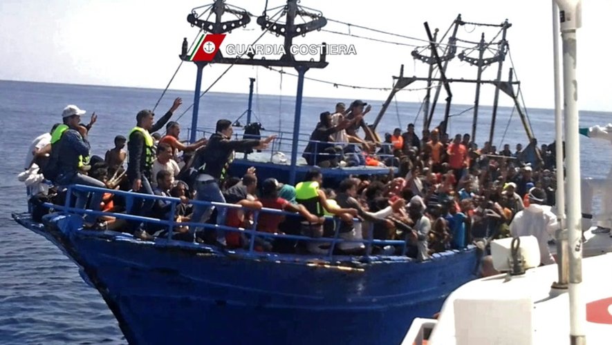 Capture d'écran d'une vidéo réalisée le 23 août 2015 par les gardes-côtes italiens lors du sauvetage d'une embarcation de fortune, remplie de migrants