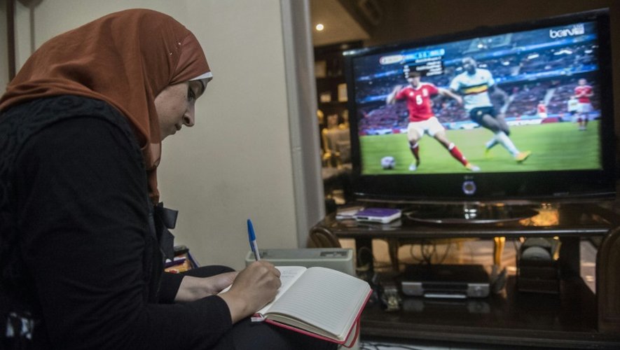 Manar Sarhan devant une retransmission du match pays de Galles/Belgique, le 1er juillet 2016 au Caire