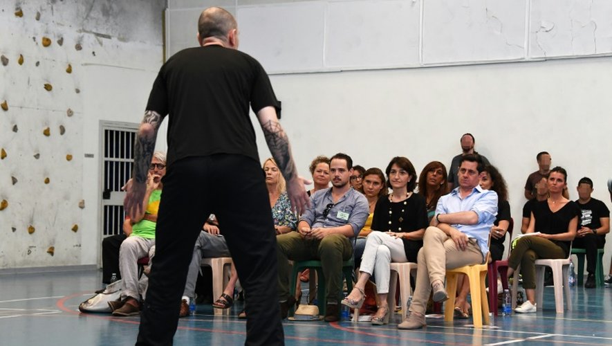 Un détenu joue la pièce Hamlet de Shakespeare, sous la direction d'Olivier py, le 8 juillet 2016 à la prison du Pontet