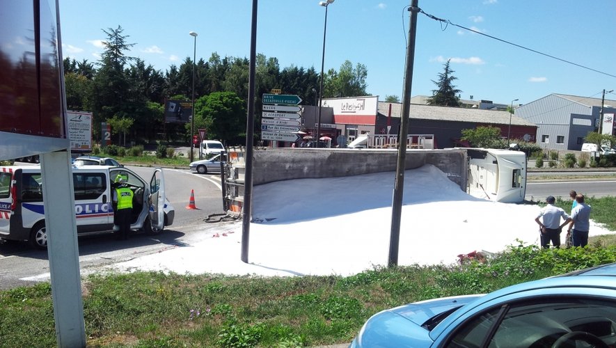 Le camion a versé la totalité de sa cargaison dans le carrefour giratoire de Bel-Air, avenue de Decazeville à Rodez.