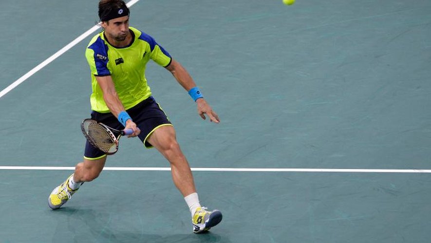 Le tennisman espagnol David Ferrer effectue un retour face à son compatriote Rafael Nadal, en demi-finale du tournoi de Paris-Bercy, le 2 novembre 2013
