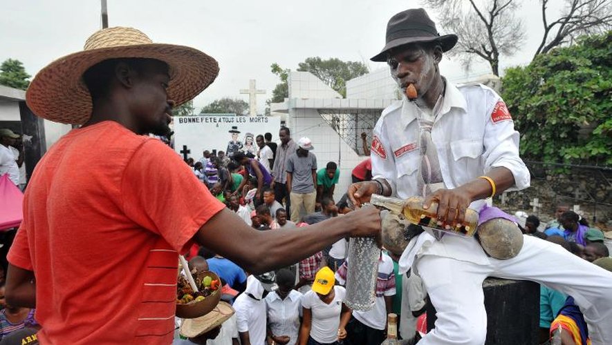 Des Haïtiens célèbrent la Toussaint dans un cimetière de Port-au-Prince, le 1er novembre 2013