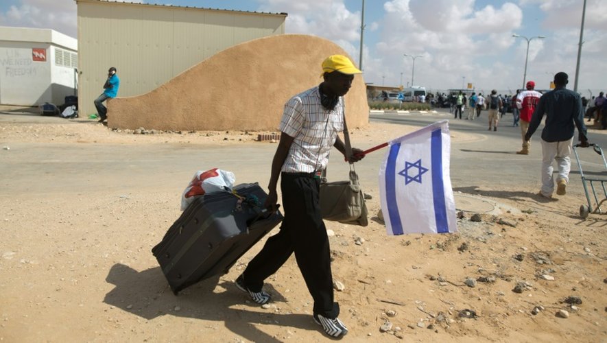 Un clandestin africain quitte le centre de rétention de Holot en Israël, le 25 août 2015