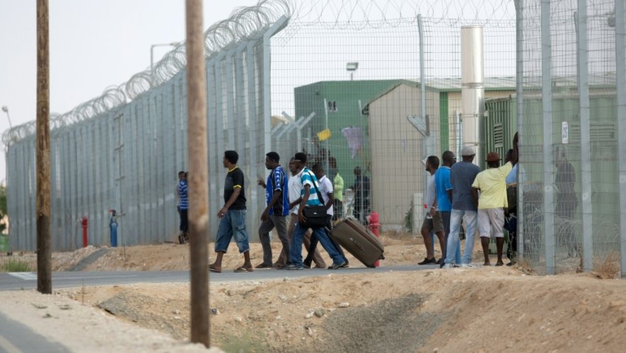 Des clandestins africains quittent le centre de rétention de Holot en Israël, le 25 août 2015