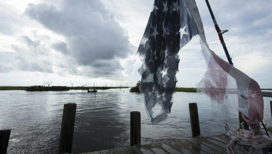 Un drapeau américain en lambeaux dans les bayous de Louisiane près de l'Isle de Jean Charle, le 16 août 2015