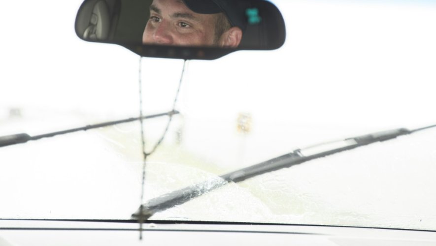 Chris Chaisson, un habitant de l'Ile de Jean-Charles en Louisiane, dans le reflet de son rétroviseur de voiture, le 16 août 2015