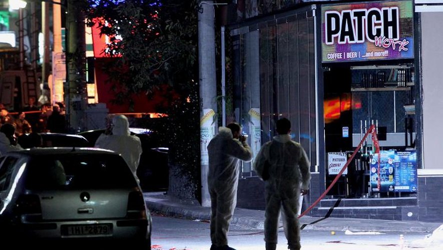 Des enquêteurs recueillent des indices devant le local du parti néonazi Aube Dorée, après un double meurtre, le 1er novembre 2013 à Athènes