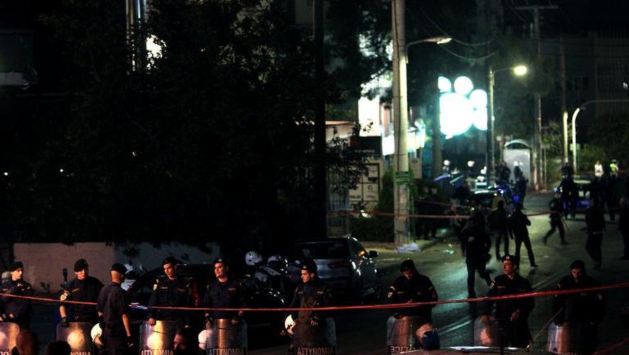 Des policiers postés devant le local du parti néonazi Aube Dorée, le 1er novembre 2013 à Athènes