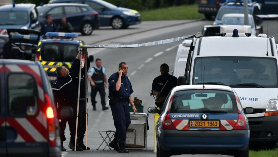 Des gendarmes bloquent une route près d'un  camp de gens de voyage à Roye (Somme), le 25 août 2015 après une fusillade qui a fait 4 morts