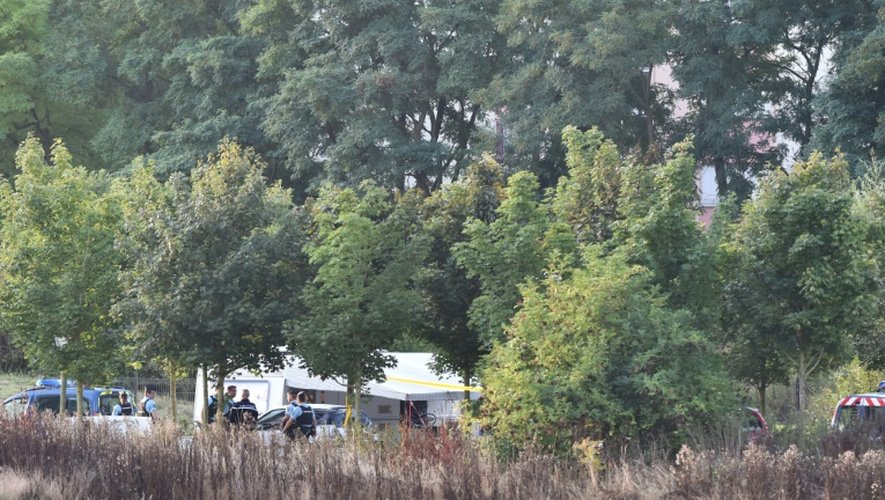 Des policiers enquêtent dans un camp de gens du voyage où une fusillade a fait 4 morts, le 26 août 2015 à Roye