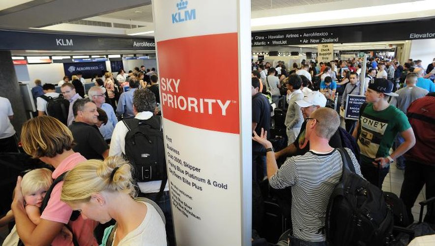 Des passagers attendent à l'aéroport international de Los Angeles après une fusillade, le 1er novembre 2013