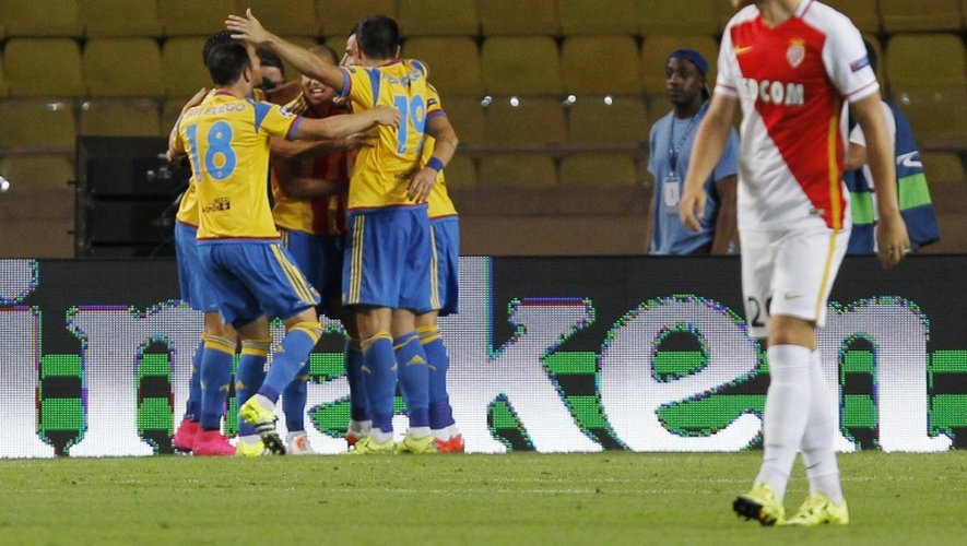 Les joueurs de Valence (g) célèbre le but d'Alvaro Negredo contre Monaco en barrage retour de la Ligue des champions, le 25 août 2015 au Stade Louis II